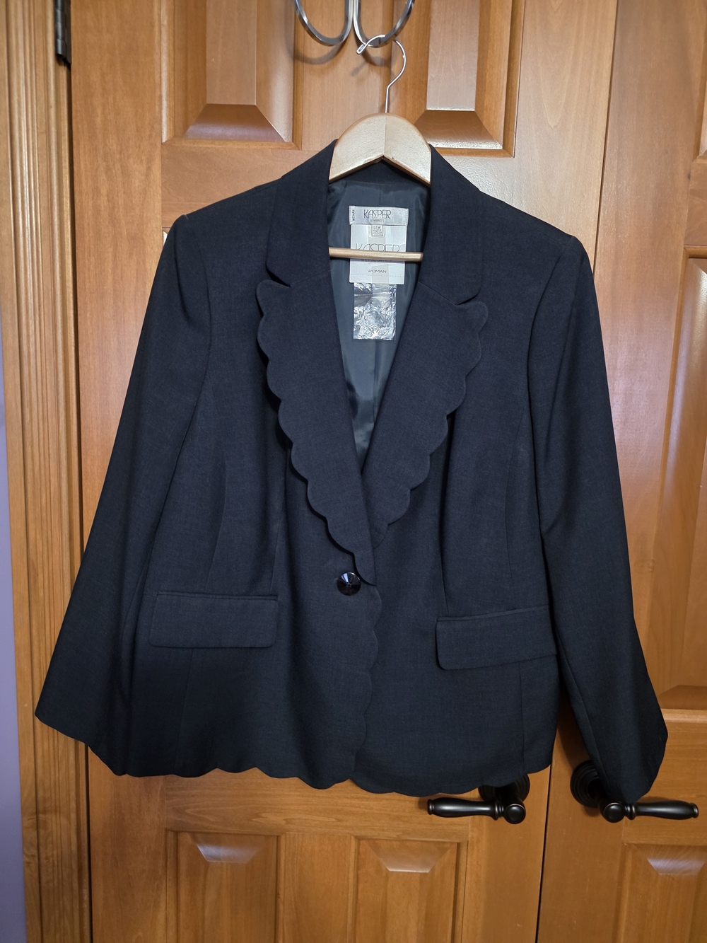 Kasper Black Scalloped Lapel Women's Suit With Pants